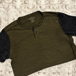 American Eagle Men’s Green and Black Short Sleeve Henley